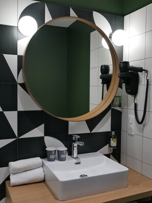 Superior Double Room | Bathroom | Rainfall showerhead, hair dryer, towels