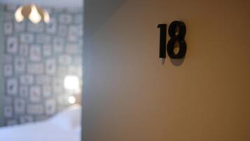 Número do quarto '18' numa parede.