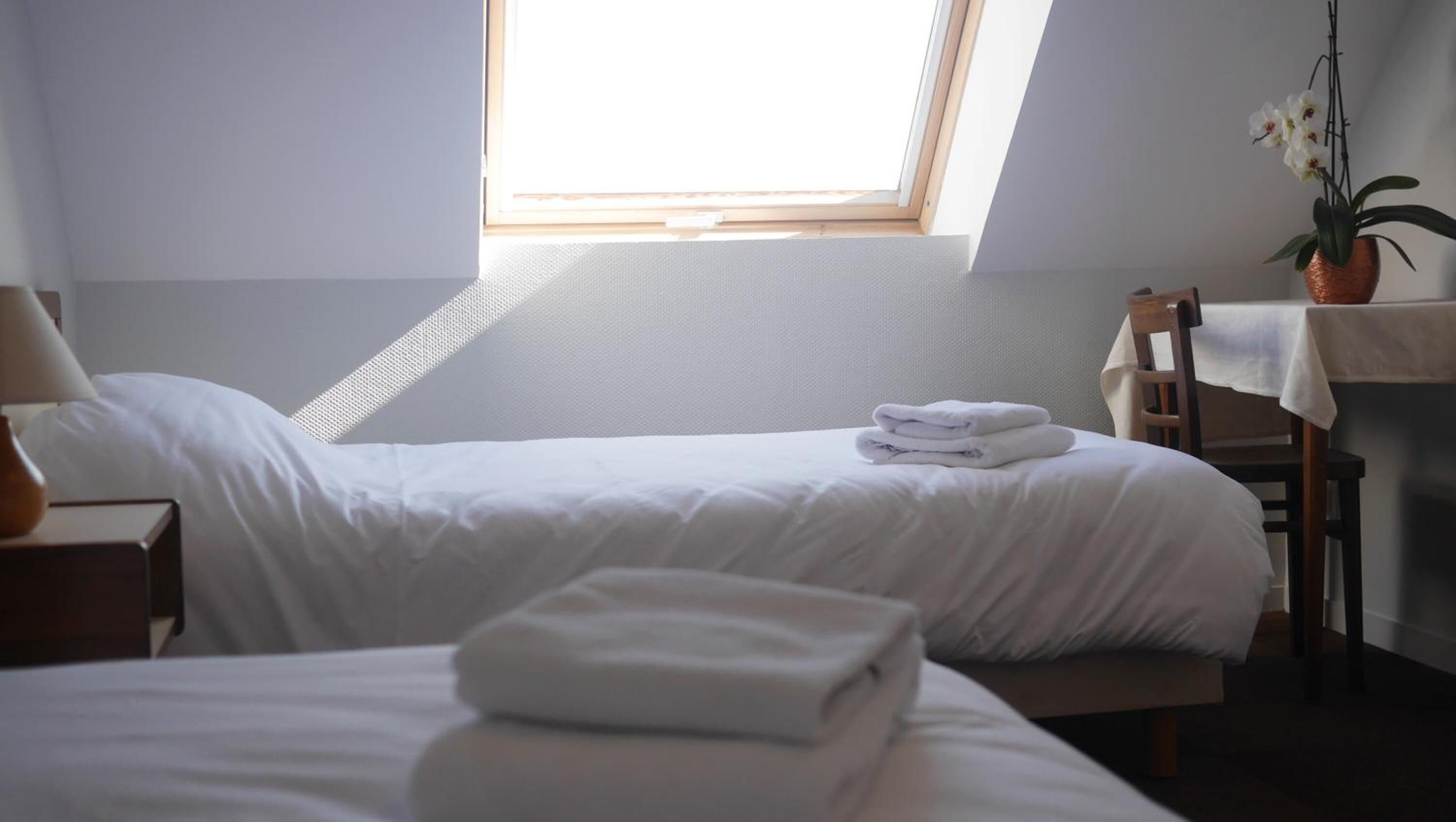 desk, rollaway beds, free wifi, bed sheets