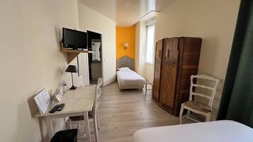 Driepersoonskamer | Een bureau, verduisterende gordijnen, geluiddichte muren, babybedden