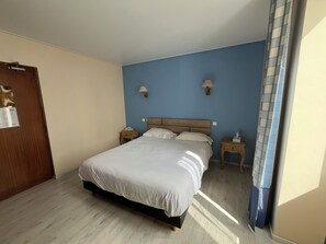 Double Room - Hotel Le Bretagne (Sille-le-Guillaume)