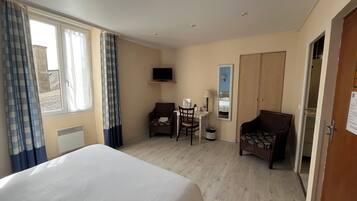 Tweepersoonskamer | Een bureau, verduisterende gordijnen, geluiddichte muren, babybedden