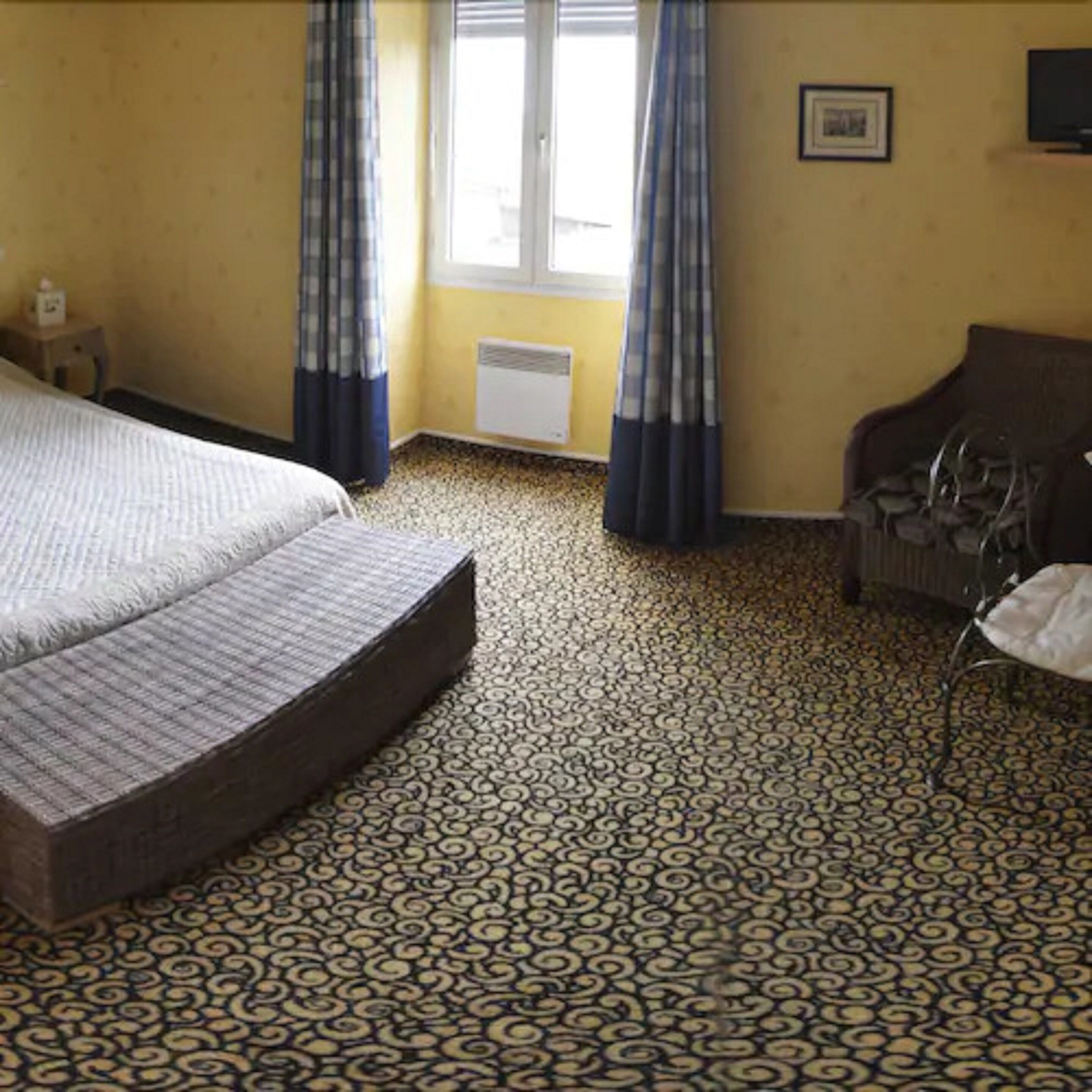 desk, blackout curtains, soundproofing, cots/infant beds