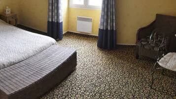 Een bureau, verduisterende gordijnen, geluiddichte muren, babybedden