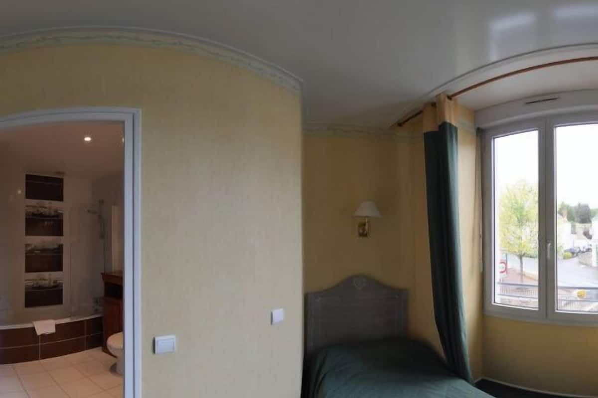 single room | desk, blackout curtains, soundproofing, cots/infant beds