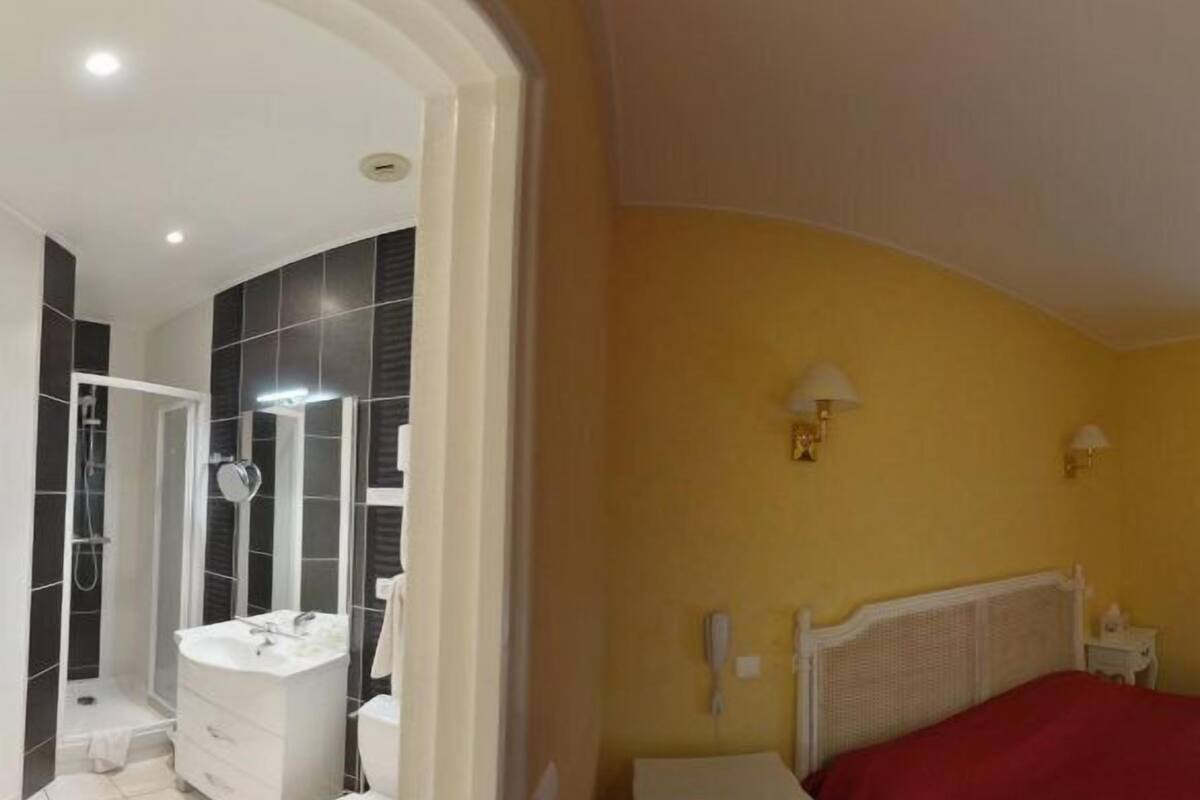 desk, blackout curtains, soundproofing, cots/infant beds