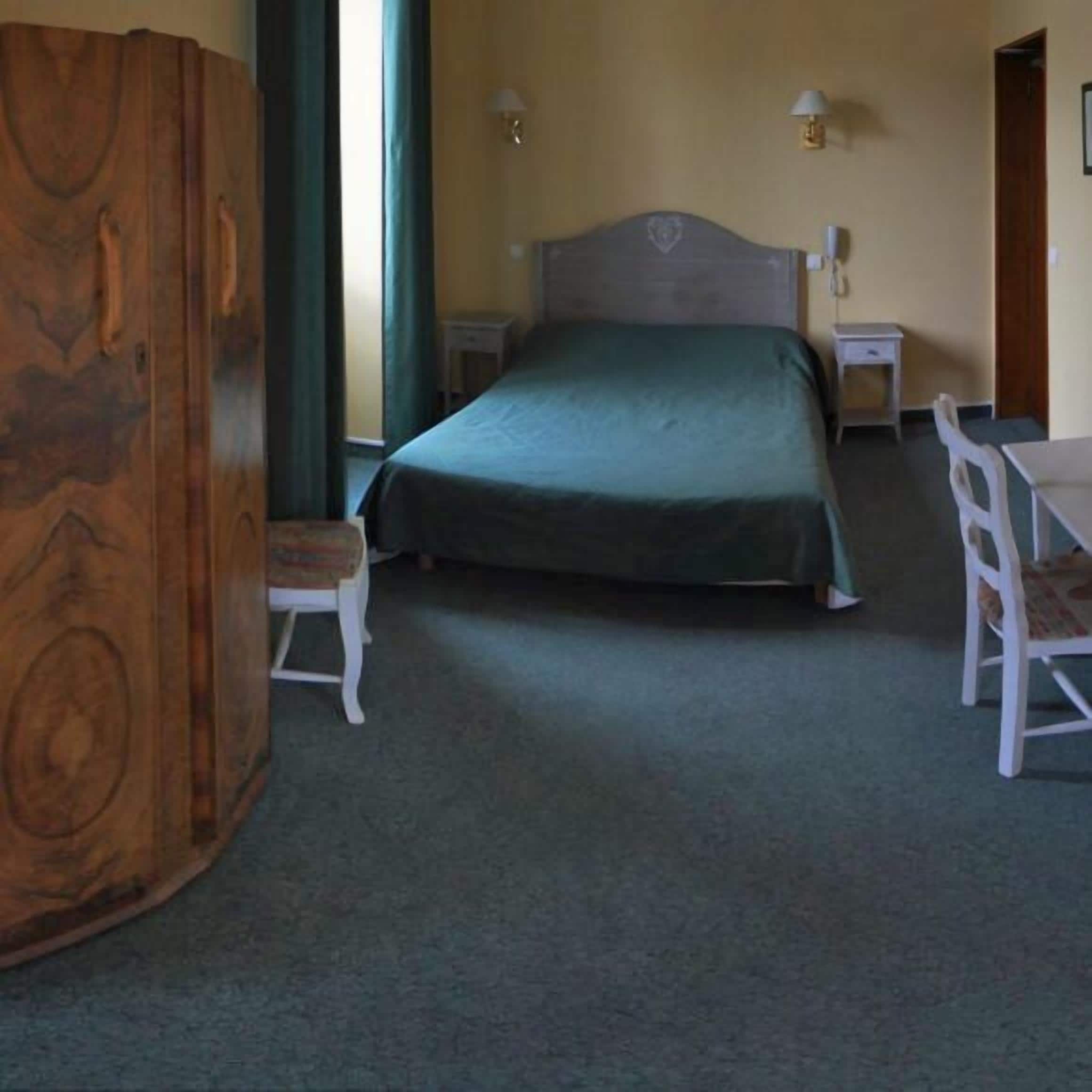 desk, blackout curtains, soundproofing, cots/infant beds