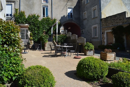 Terrace/patio. Hotel Le Bretagne