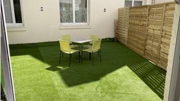 Executive Double Room, 1 Queen Bed, Courtyard Area | Terrace/patio