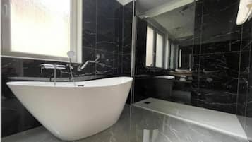 Executive Double Room, 1 Queen Bed, Courtyard Area | Bathroom | Hair dryer, towels, soap, shampoo