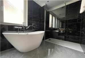 Executive-Doppelzimmer, 1 Queen-Bett, zum Innenhof hin | Badezimmer