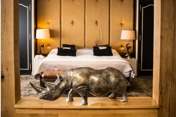 Exclusive Double Room | Desk, free WiFi, bed sheets