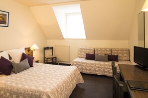 A hotel room with two beds, a desk, a chair, a television, and a window. - Le Montaigu (Esquieze-Sere)