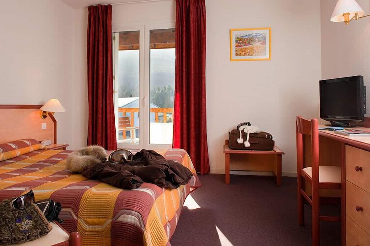 Premium bedding, in-room safe, individually decorated
