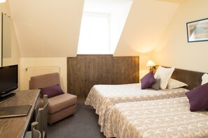 A hotel room with two beds, a desk, a television, and a window. - Le Montaigu (Esquieze-Sere)