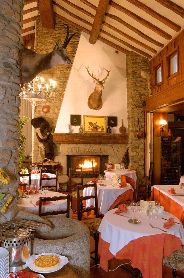 2 restaurantes; se sirven desayunos, comidas y cenas