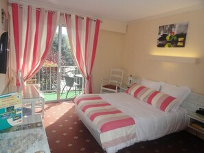 Zimmersafe, Schreibtisch, Verdunkelungsvorhänge, schallisolierte Zimmer