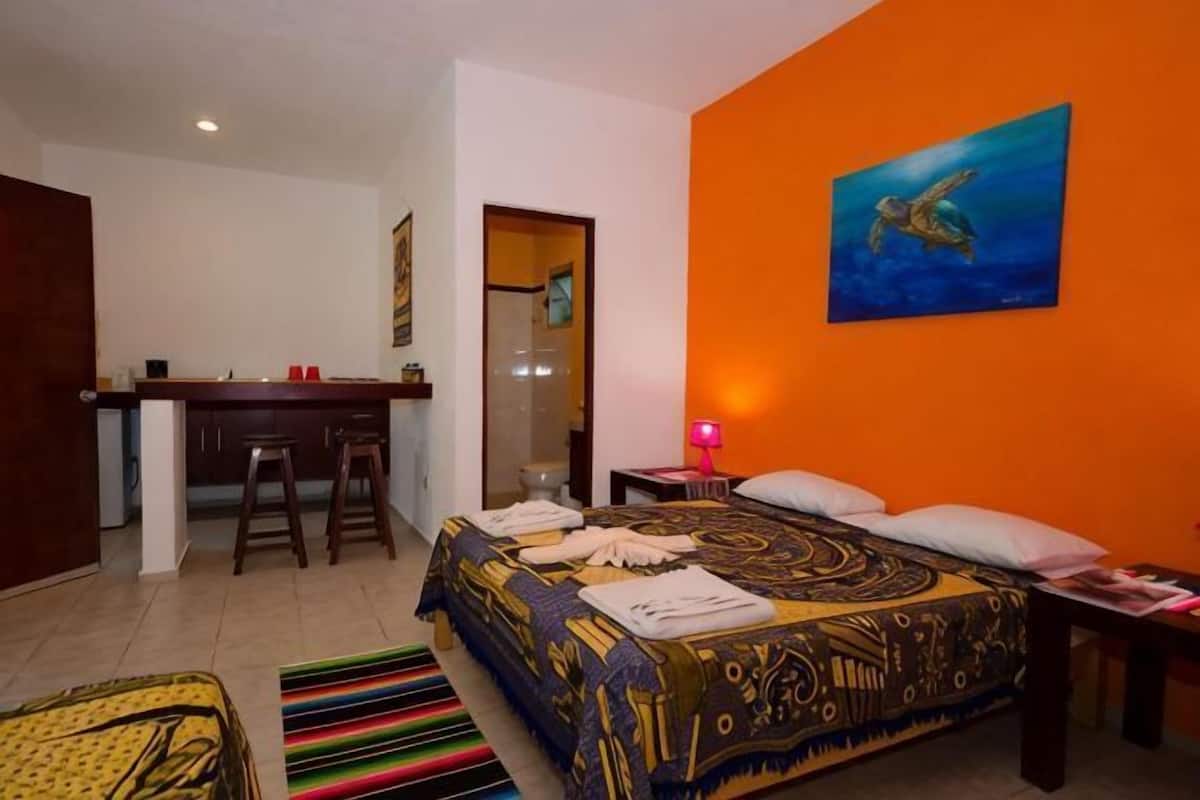 Un dormitorio con cama, escritorio y silla.
