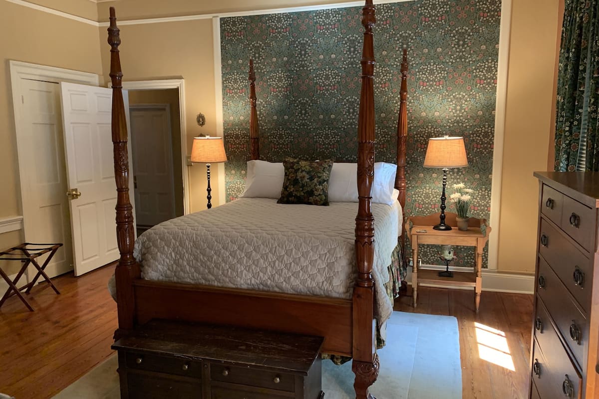Traditional Room, 1 Queen Bed, Ensuite, City View | Premium bedding, iron/ironing board, free WiFi, bed sheets