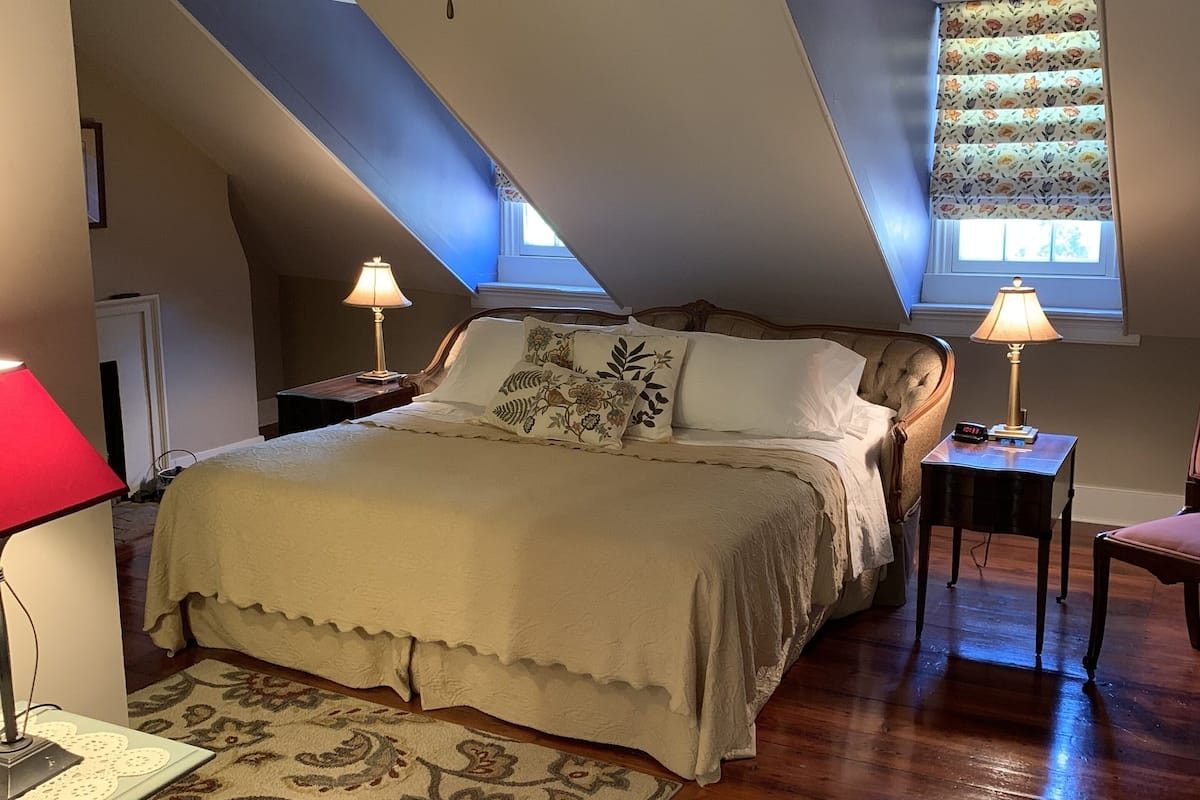 Suite, 1 King Bed, Ensuite, City View | Premium bedding, iron/ironing board, free WiFi, bed sheets