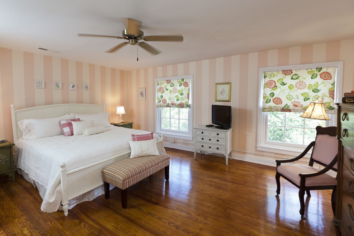 Premium bedding, iron/ironing board, free WiFi, bed sheets