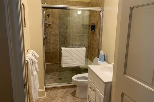 Traditional Room, 1 Queen Bed, Ensuite, City View | Bathroom | Designer toiletries, hair dryer, bathrobes, slippers