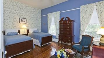 Chambre Tradition, 2 lits une place, salle de bains attenante, vue ville | Literie de qualité supérieure, fer et planche à repasser, Wi-Fi gratuit