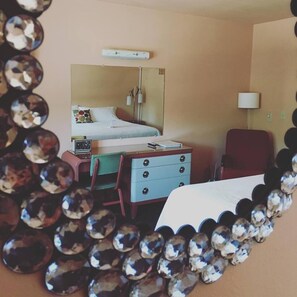 Ropa de cama de alta calidad, colchones con pillow-top y escritorio 