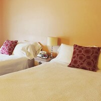 Ropa de cama de alta calidad, colchones con pillow-top y escritorio 