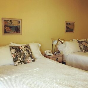 Habitación, 2 camas matrimoniales (Ground Floor) | Ropa de cama de alta calidad, camas con pillow-top y escritorio
