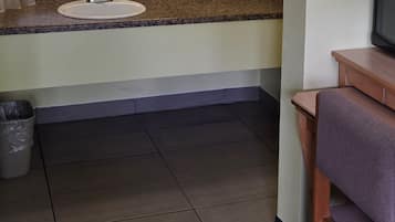 Kombinasi shower/bathtub, pengering rambut, dan handuk