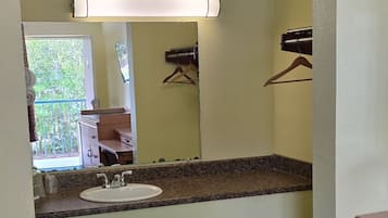 Combined shower/tub, hair dryer, towels