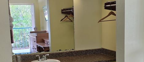 Combined shower/tub, hair dryer, towels