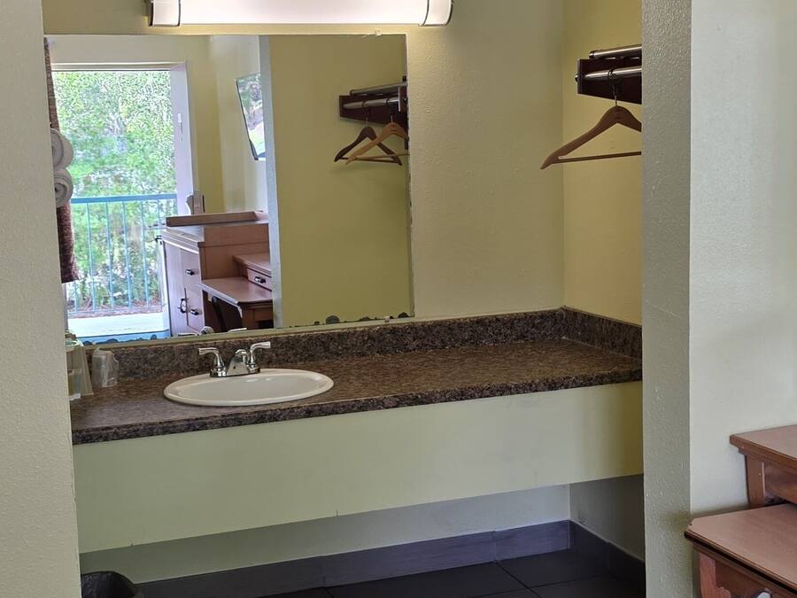 Kombinasi shower/bathtub, pengering rambut, dan handuk