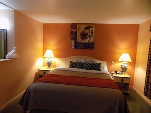Standard Room, 1 Queen Bed, Non Smoking | Premium bedding, down comforters, pillowtop beds, desk