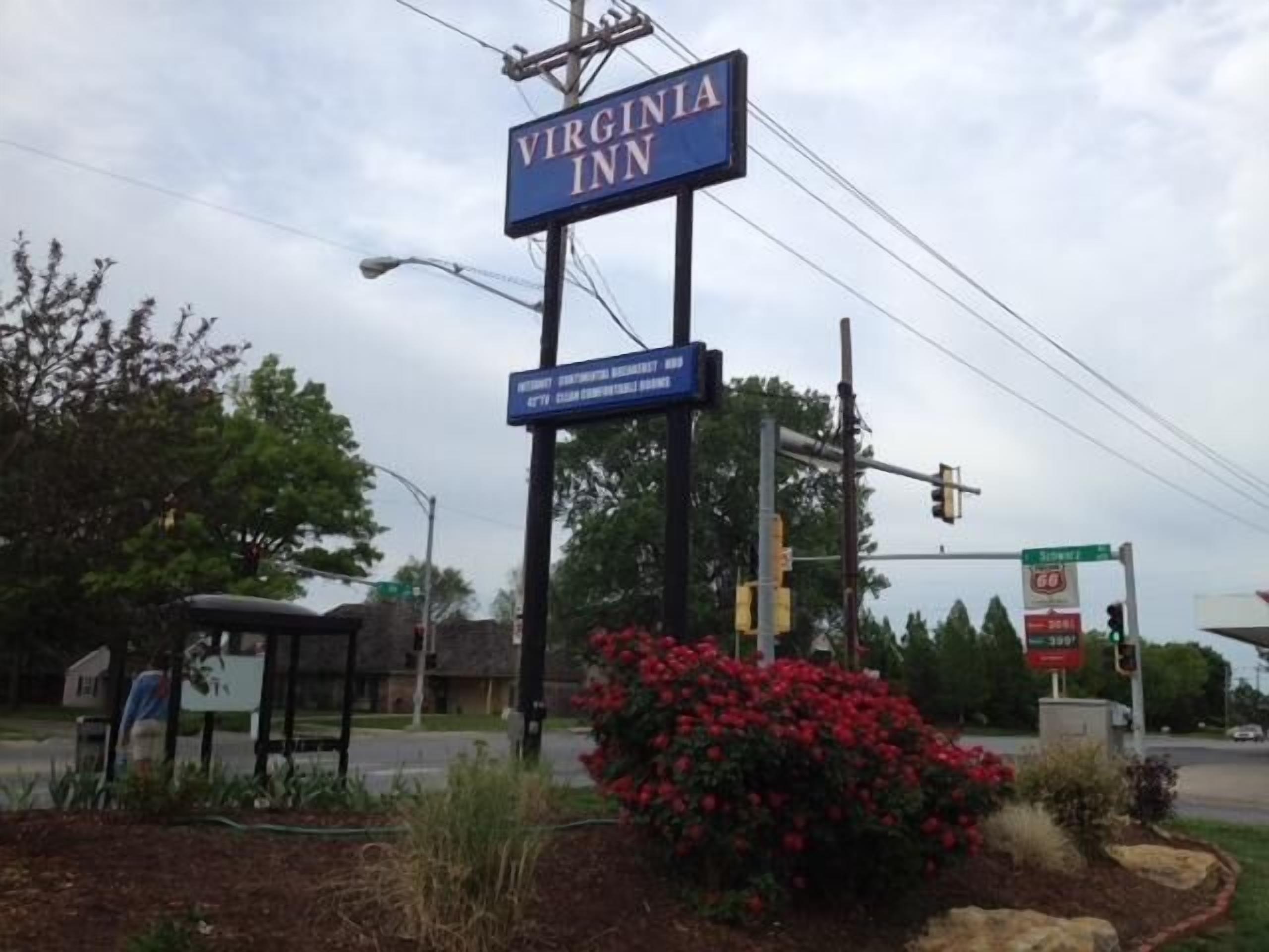 Schild der Virginia Inn mit blauem Hintergrund und weißer Schrift.