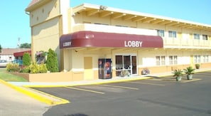 Property entrance - Virginia Inn (Lawrence)