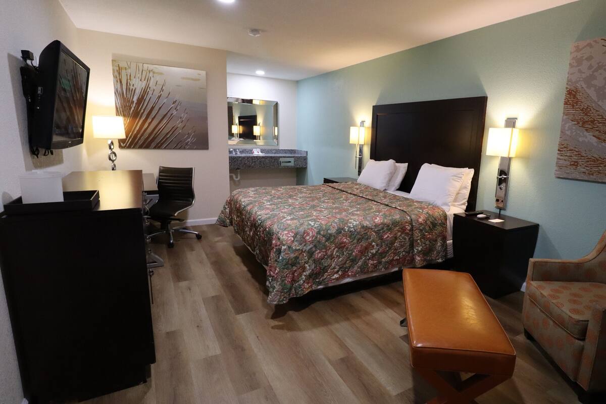 Quarto standard, 1 cama King, para não fumantes | Escrivaninha, espaço de trabalho para notebook, Wi-Fi de cortesia