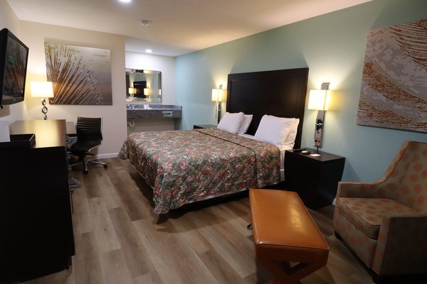 Standard Room, 1 King Bed, Non Smoking | Desk, laptop workspace, WiFi (free), bed sheets