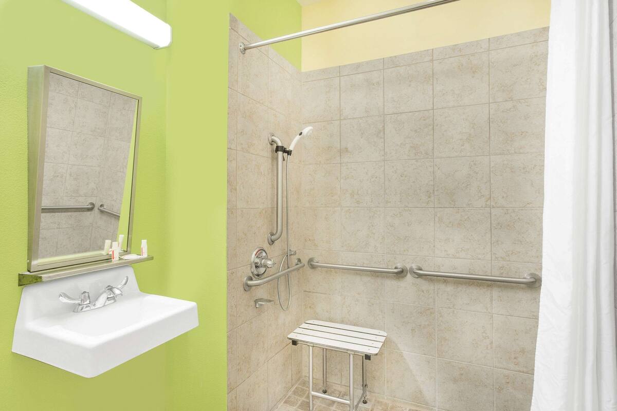 combined shower/bathtub, free toiletries, hair dryer, towels