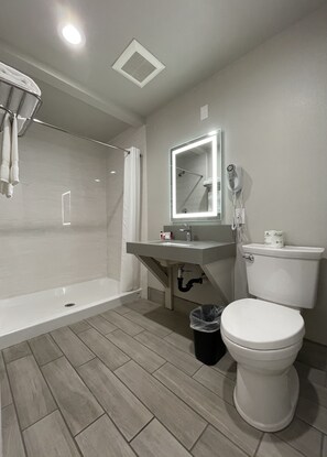 Premium Room, 1 King Bed | Bathroom | Combined shower/tub, hair dryer, towels - Budget Lodge Eugene (Eugene)
