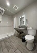 Bañera con ducha, secador de pelo, toallas