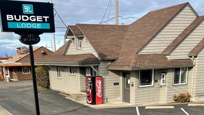 A Budget Lodge with a 'No Vacancy' sign, a Coca-Cola vending machine, and a parking lot. - Budget Lodge Eugene (Eugene)