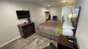 Tabla de planchar con plancha, wifi gratis y ropa de cama