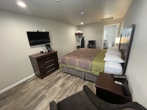 Iron/ironing board, free WiFi, bed sheets - Budget Lodge Eugene (Eugene)