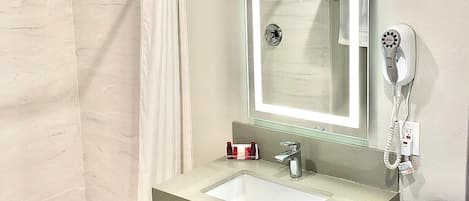 Combined shower/tub, hair dryer, towels