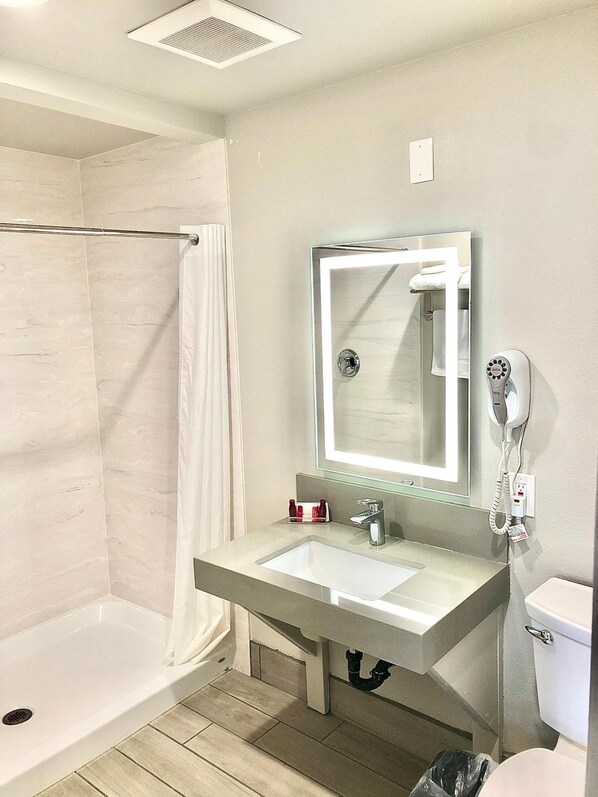 Ensemble douche/baignoire, sĂšche-cheveux, serviettes fournies
