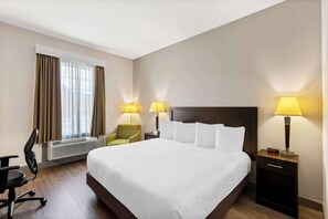 Hochwertige Bettwaren, Schreibtisch, laptopgeeigneter Arbeitsplatz