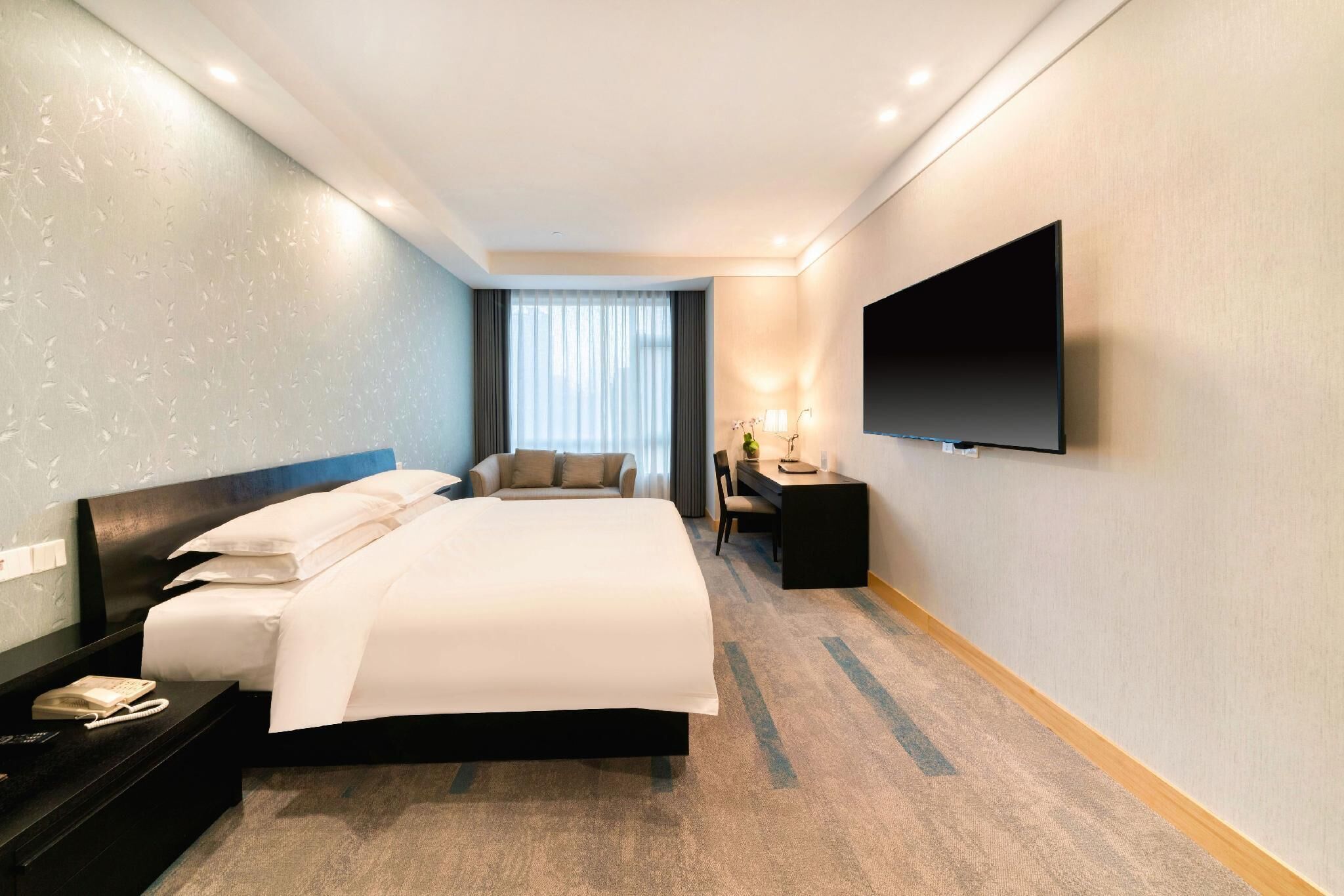 セーフティボックス (室内)、可動式ベッド、有線インターネットアクセス (無料)