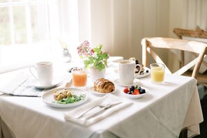 Petit déjeuner complet compris tous les jours